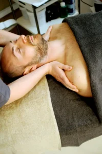 Hombre recibiendo tratamiento de fisioterapia orofacial